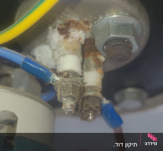 חיבורים חשמליים עם חלודה וקורוזיה